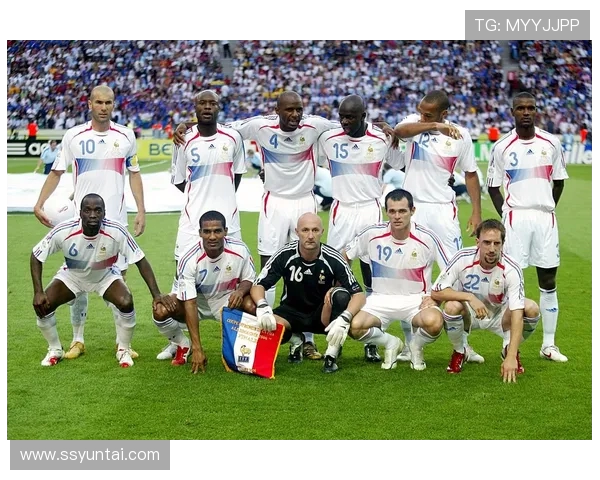 1998年世界杯在法国举办，这座浪漫之都见证了足球历史的辉煌瞬间